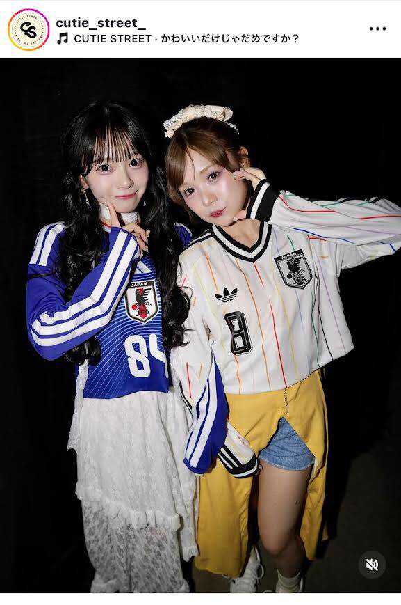 キュースト・増田彩乃＆古澤里紗、サッカー日本代表ユニ姿！「似合い