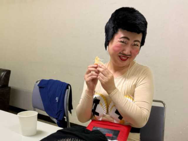 お笑いタレントのやす子さんは4月26日、自身のXを更新。一見“破天荒”な芸人の楽屋での様子を公開し、コントラストのある行動が反響を呼んでいます。（サムネイル画像出典：やす子さん公式Xより）