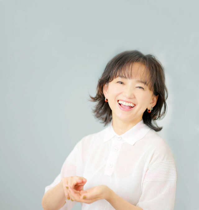 ドラマの役柄にちなみ、握り鮨ポーズを決める永作博美（カメラ・小泉　洋樹）