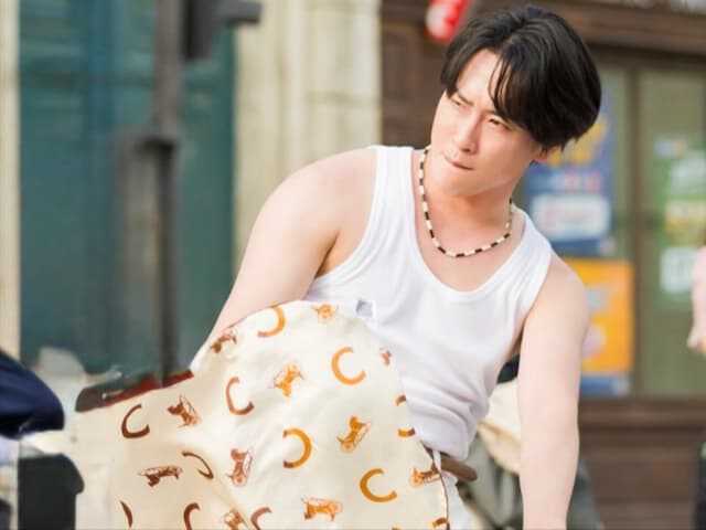 もちもち肌が」宮舘涼太、白タンクトップのMVオフショット！ 「可愛