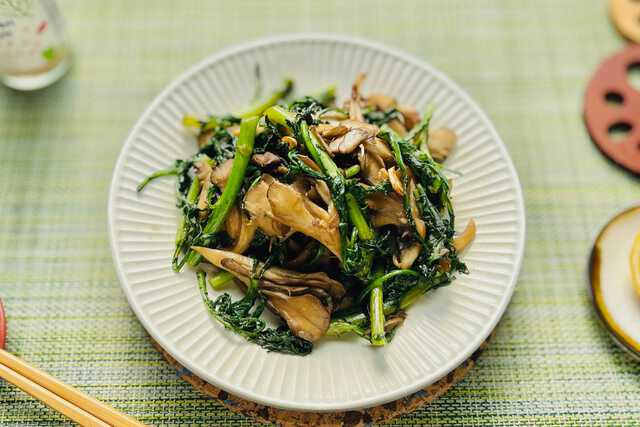 春菊とまいたけの炒め物