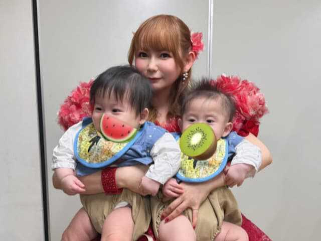 タレントの中川翔子さんは5月8日、自身のInstagramを更新。ライブ衣装で双子を抱く姿を公開し、反響を呼んでいます。（サムネイル画像出典：中川翔子さん公式Instagramより）