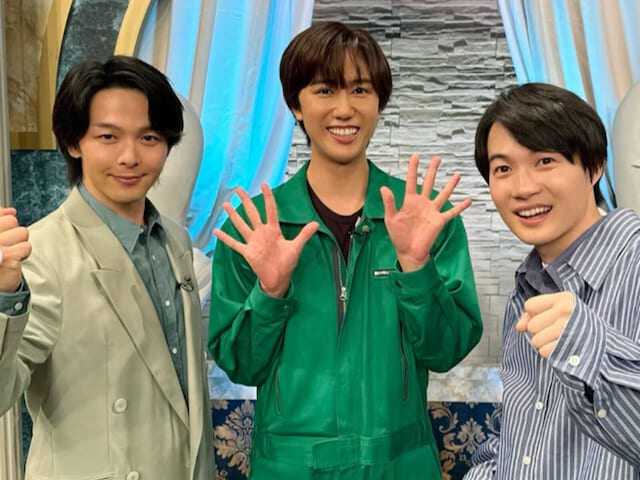 Snow Man・阿部亮平さんは5月8日、自身のInstagramを更新。出演映画で共演する中村倫也さん、神木隆之介さんとのスリーショットを披露し、反響を呼んでいます。（サムネイル画像出典：阿部亮平さん公式Instagramより）