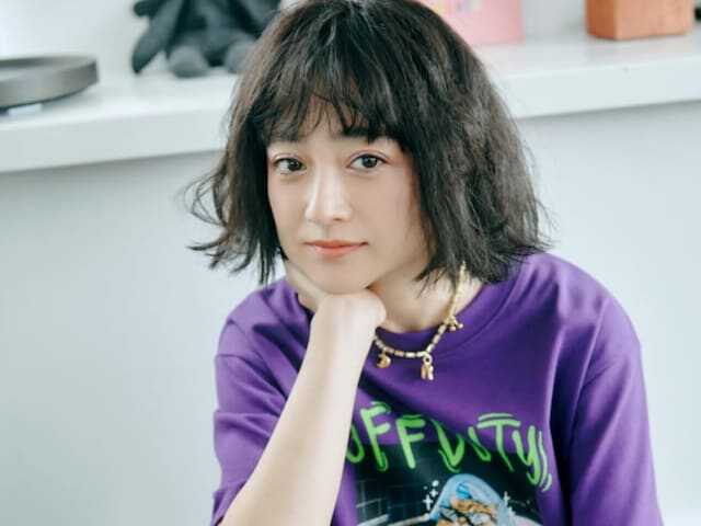 俳優の安達祐実さんは6月5日、自身のInstagramを更新。プロデュースしているアパレルのモデルショットを公開し、反響が集まっています。(サムネイル画像出典:安達祐実さん公式Instagramより)