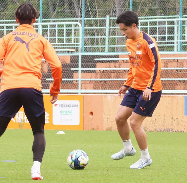 パス回しに参加した清水のＭＦ針生（右、カメラ・伊藤　明日香）