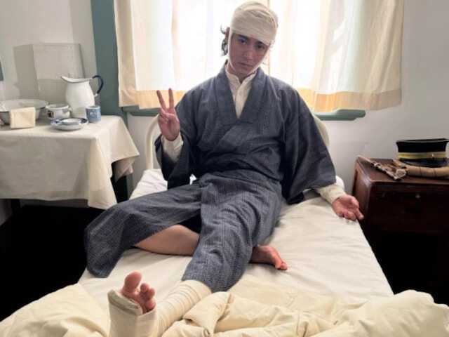 俳優の山崎賢人さん（※崎は「たつさき」）のマネジャーが運営する公式Instagramアカウントは4月25日、投稿を更新。山崎さんが包帯を巻いた姿を公開しました。（サムネイル画像出典：山崎賢人さんマネジャー公式Instagramより）