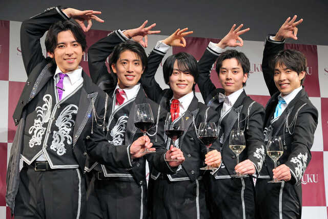 デビューお披露目イベントに登場したSHiZUKU（左から）古川カベルネ卓人、真田メルロ煌生、石田ピノ知之、松田シャルドネ創太郎、門脇リースリング卓史　（カメラ・小泉　洋樹）