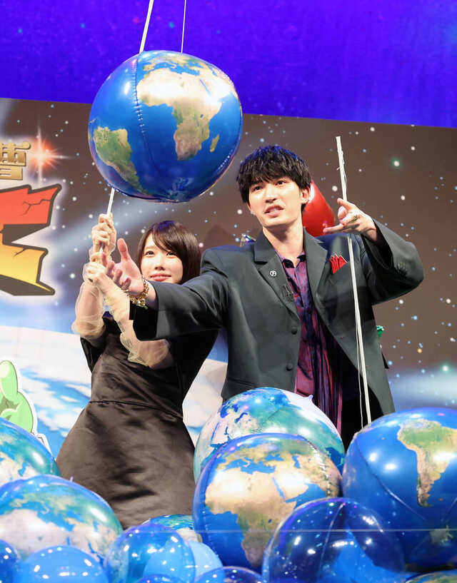 完成披露イベントでゲームを楽しむジェシーとあの