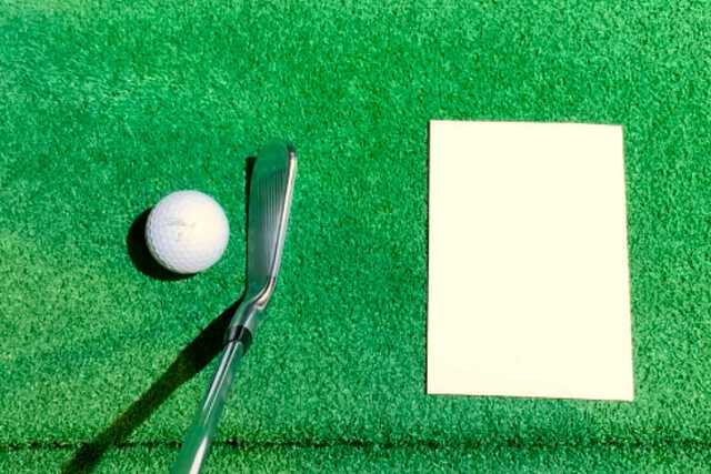 ボールの10センチ後方に置いたメモ用紙に「当てたくない」という感覚が働くだけで十分にダウンブローになる
