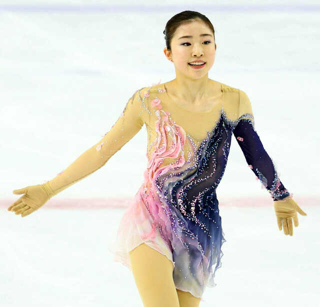 フィギュアスケート　発表会　衣装　120センチ アイススケートドレス女の子ゴールドカラー品質ダイヤモンド