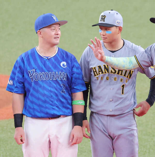 試合前、入場するスタメン選手の（左から）牧秀悟、森下翔太（カメラ・岩田　大補）