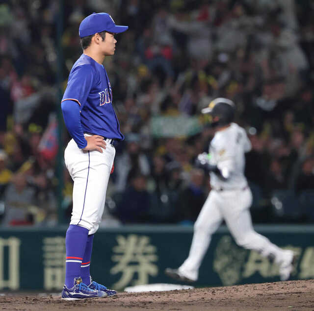 ７回１死、森下翔太（右）に左翼へ勝ち越しのソロ本塁打を打たれた根尾昂（カメラ・豊田　秀一）