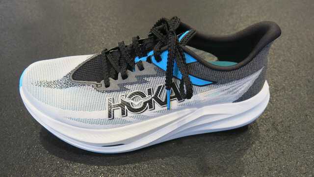 跳ねるような推進力。HOKAのカーボンプレート入りシューズは横