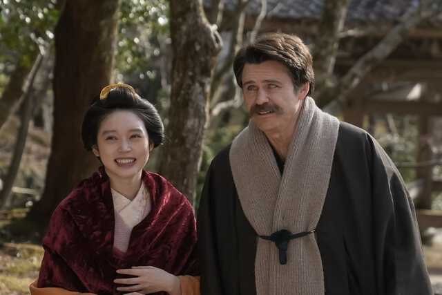 連れ添う松野トキ(高石あかり)とレフカダ・ヘブン(トミー・バストウ)