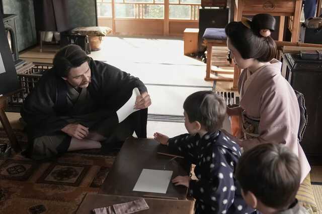 レフカダ・ヘブン(トミー・バストウ)と松野トキ(高石あかり)と子どもたち