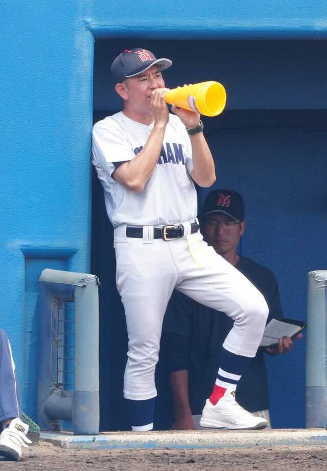 8回、指示を出す横浜・村田浩明監督