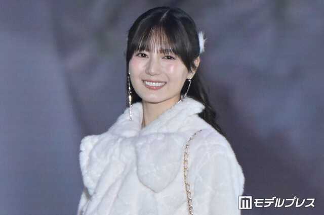 日向坂46小坂菜緒、白のふわもこトップス×ロングスカートで甘さ全開