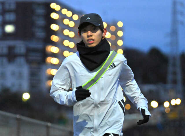 早朝、黙々と川沿いを走る青学大・黒田朝日（カメラ・古川　剛伊）