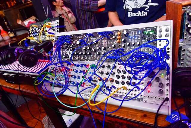 音の水路に身を任せ〜モジュラー・シンセの“今”が交差「Patching