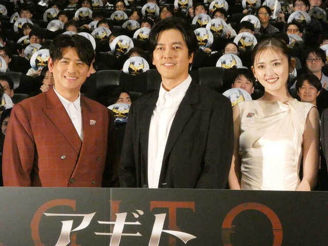 公開初日舞台あいさつした（左から）賀集利樹、要潤、ゆうちゃみ