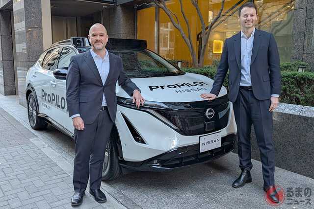 日産のイヴァン・エスピノーサCEO(左)とWayveのアレックス・ケンダルCEO(右)