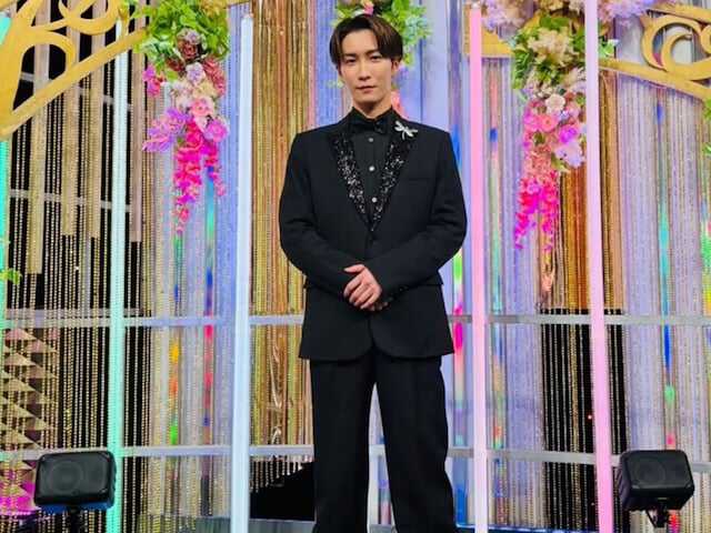 Snow Manの渡辺翔太さんは5月6日、自身のInstagramを更新。MCを務める音楽特番での黒スーツ姿を披露し、反響を呼んでいます。（サムネイル画像出典：渡辺翔太さん公式Instagramより）