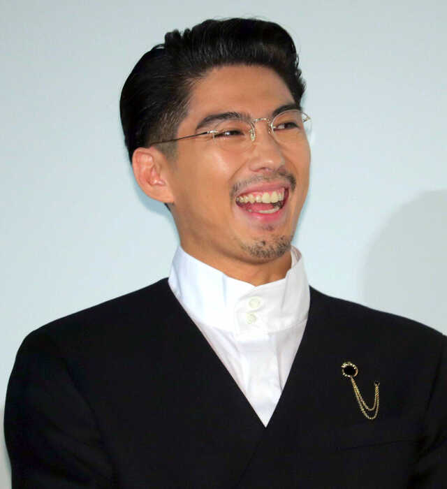 初日舞台あいさつに登場した賀来賢人