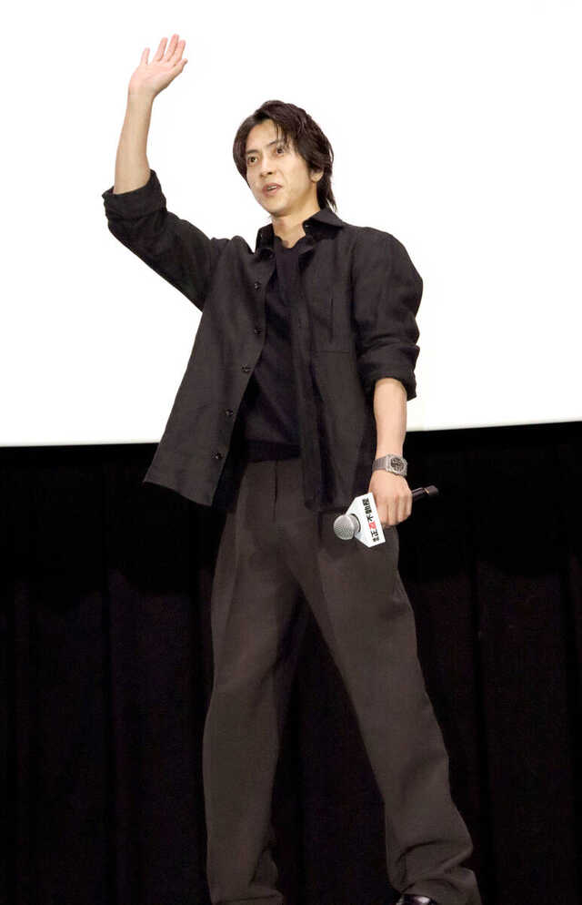 映画「正直不動産」の舞台あいさつに登場した山下智久
