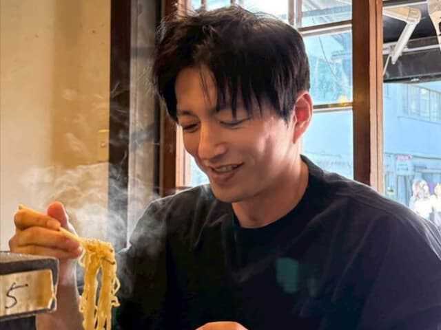 俳優の大沢たかおさんは4月18日、自身のInstagramを更新。ラーメンを食べるプライベートショットを披露し、反響を呼んでいます。（サムネイル画像出典：大沢たかおさん公式Instagramより）