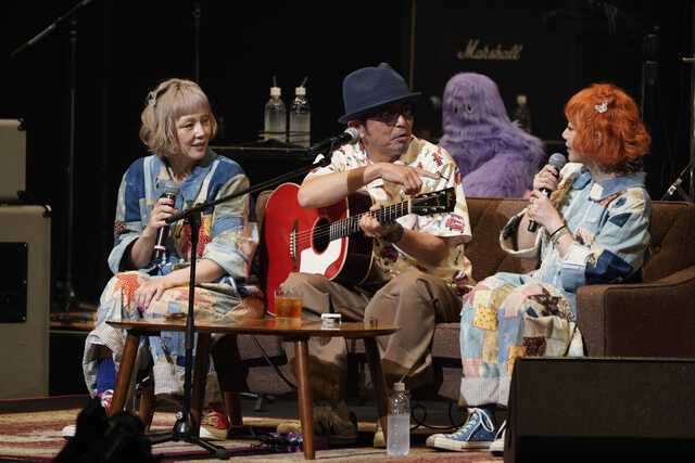 デビュー３０周年記念公演を開催した吉村由美（左）、大貫亜美とゲストで登場した奥田民生（中央）（C）三浦憲治