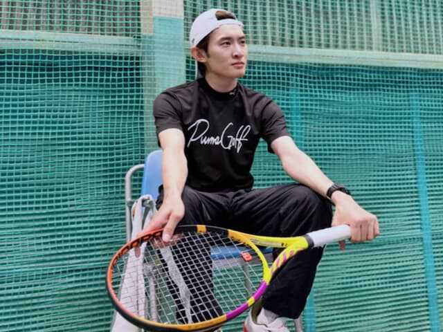 Snow Manの向井康二さんは3月21日、自身のInstagramを更新。テニスを楽しむ姿を披露し、反響を呼んでいます。（サムネイル画像出典：Snow Manの向井康二さん公式Instagramより）