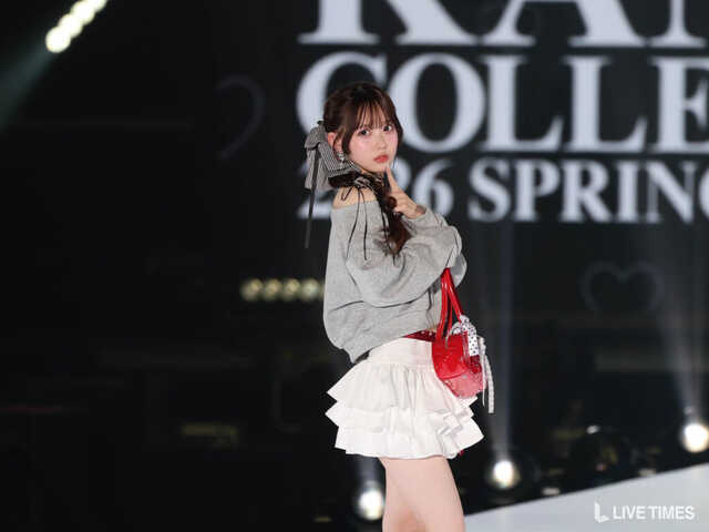 2023クリスマスパーティ　高嶺のなでしこ　松本ももな　直筆　パーカー 高嶺のなでしこ・松本ももな、ガーリーコーデで美肌＆透明感全開。多彩