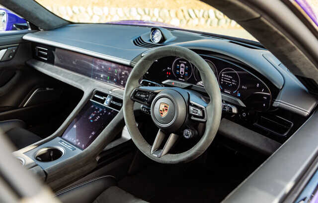高級感あふれる近未来デザインと、ポルシェ伝統の操作性が融合したコックピット