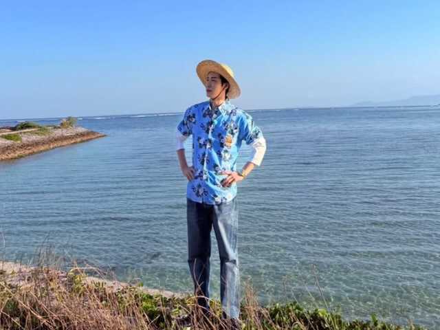 Snow Manの渡辺翔太さんは3月20日、自身のInstagramを更新。沖縄での麦わら帽子をかぶった姿を披露し、反響を呼んでいます。（サムネイル画像出典：渡辺翔太さん公式Instagramより）