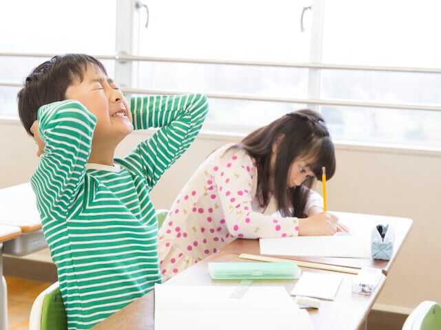 子どもの「苦手」や「できないこと」が気になっていませんか？ 児童精神科医の佐々木正美さんは「無理に苦手を克服させる必要はない」「ほめすぎも子どもを追い詰める」と指摘します。無理なく子どもの自信を育む親の心がけを紹介します。（画像出典：PIXTA）
