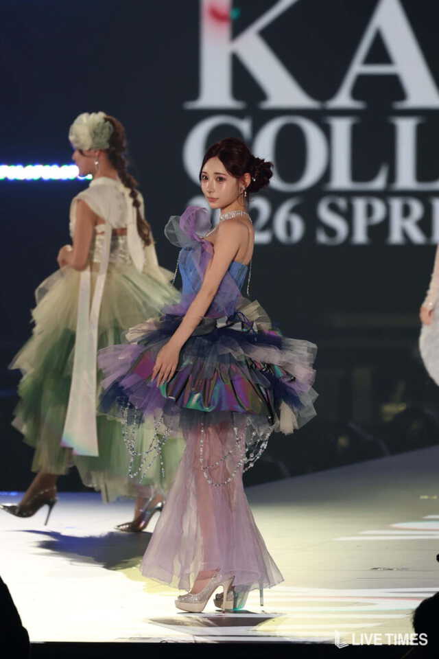 人気クリエイター・かにゃ、チュールドレスで抜群のスタイル披露