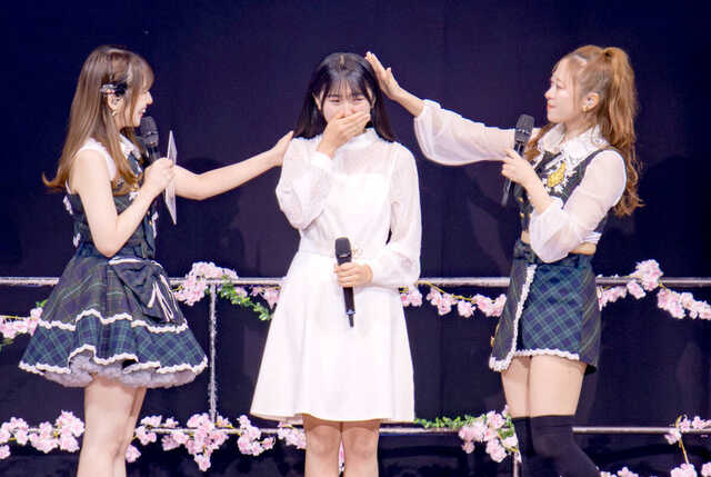 杉原明紗(中央)の加入を発表した野中美希(左)、小田さくら(右)