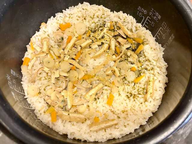 家にあるお米を用意し、本品に入っている具材とだしを加えて炊くだけで完成！ 