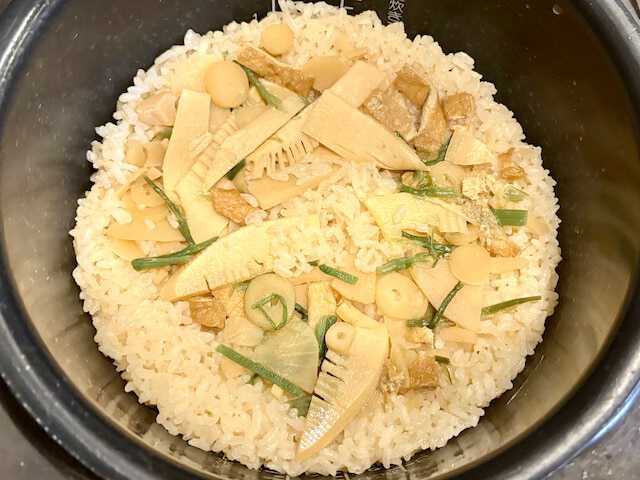 大きくカットされたたけのこがたっぷりと入っていて、ぜいたく！  