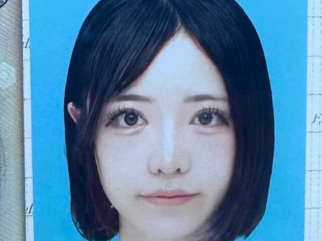 8人組女性アイドルグループ「君に、胸キュン。」の楠木こはなさんは4月12日、自身のXを更新。6年前と現在の証明写真を公開しました。(サムネイル画像出典:楠木こはなさん公式Xより)