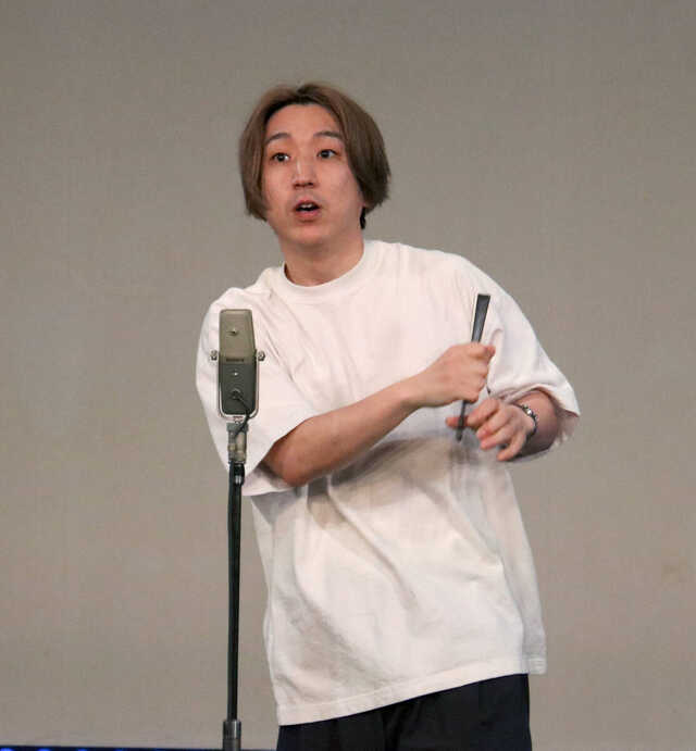 師匠の桂文枝が設立した企画「よしもとピン芸人倶楽部シアター」で普段の着物姿ではなく洋服で漫談を披露した桂三実（カメラ・田中昌宏）