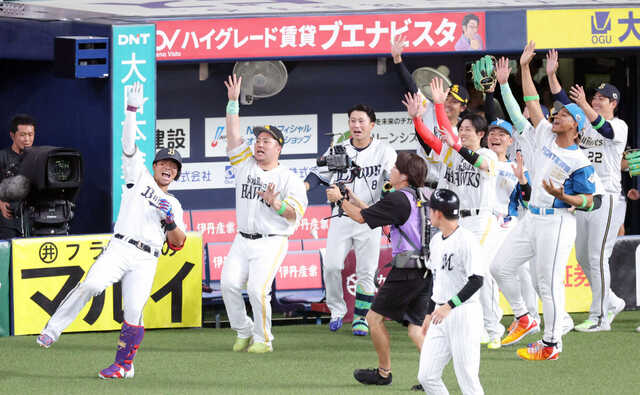３回無死一、二塁、左越え３ラン本塁打を放ちベンチ前でパフォーマンスする頓宮裕真（左）（カラ・岩田　大補）