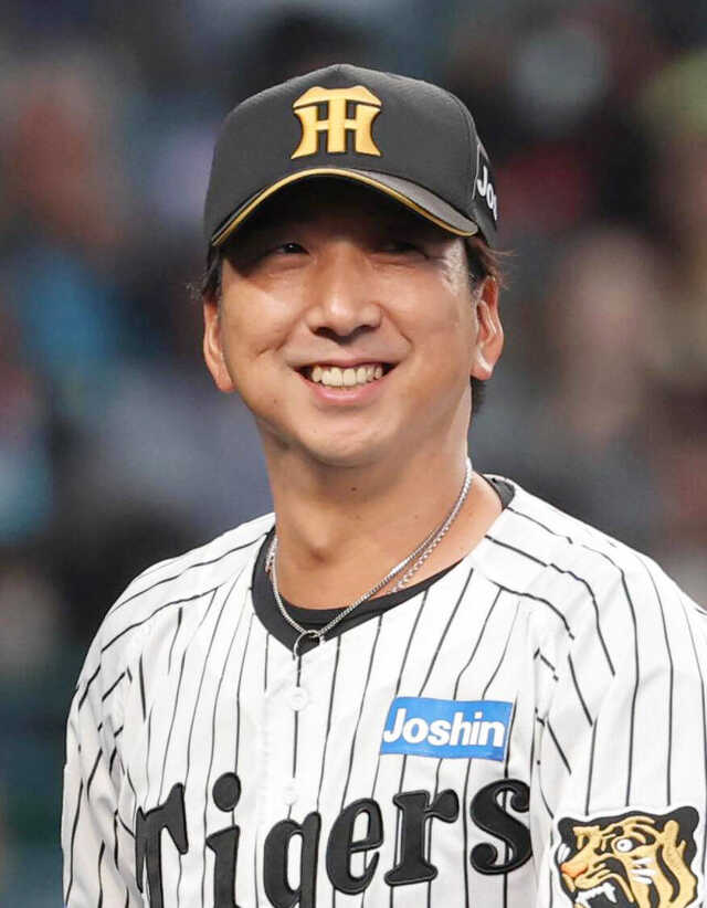 メンバー表交換で笑顔を見せる藤川球児監督 　（カメラ・豊田　秀一）