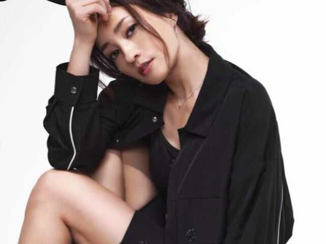 俳優の黒木メイサさんは4月3日、自身のInstagramを更新。美脚が際立つモデルショットを公開し、反響を呼んでいます。（サムネイル画像出典：黒木メイサさん公式Instagramより）