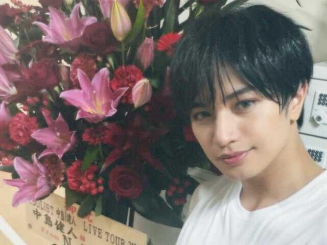 元Sexy Zoneの中島健人さんは5月18日、自身のInstagramを更新。新ヘアスタイルを披露しました。（サムネイル画像出典：中島健人さん公式Instagramより）