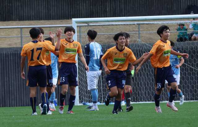 前半８分に先制点を奪って仲間と喜ぶ藤枝明誠の磯川友（左から２人目、カメラ・里見　祐司）