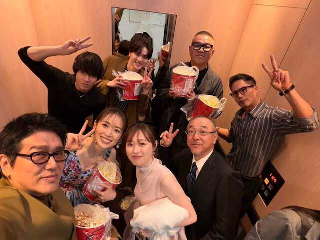俳優の山下智久さんは5月17日、自身のXを更新。自身が主演を務める映画『正直不動産』共演メンバーとの集合ショットを披露し、反響を呼んでいます。（サムネイル画像出典：山下智久さん公式Xより）