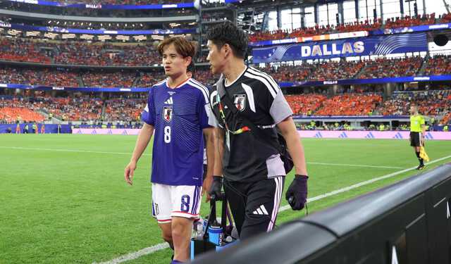 オランダ戦後半、負傷交代をした久保建英(カメラ・今成 良輔)