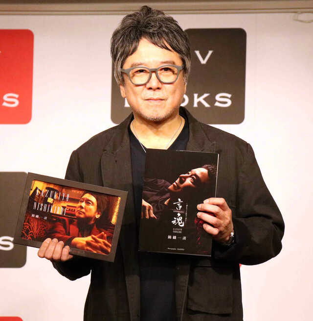 写真集とカレンダーの発売会見を行う錦織一清(カメラ・奥津友希乃)