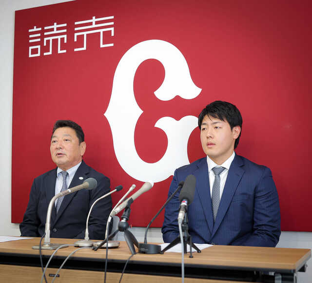 ポスティングによる今オフのメジャー挑戦を容認。会見を行った岡本和真(左は吉村禎章編成本部長、カメラ・小林 泰斗)